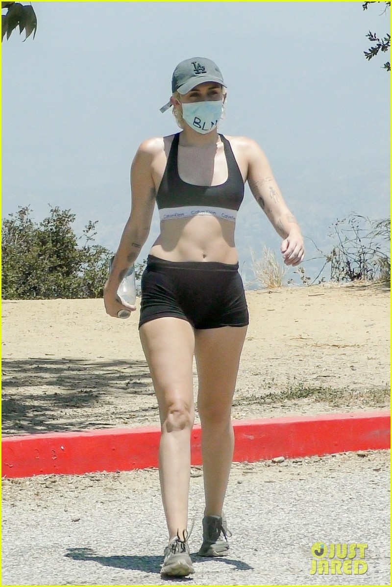 miley cyrus mac bra khoe co bung san chac khi di bo cung ban trai hinh 9