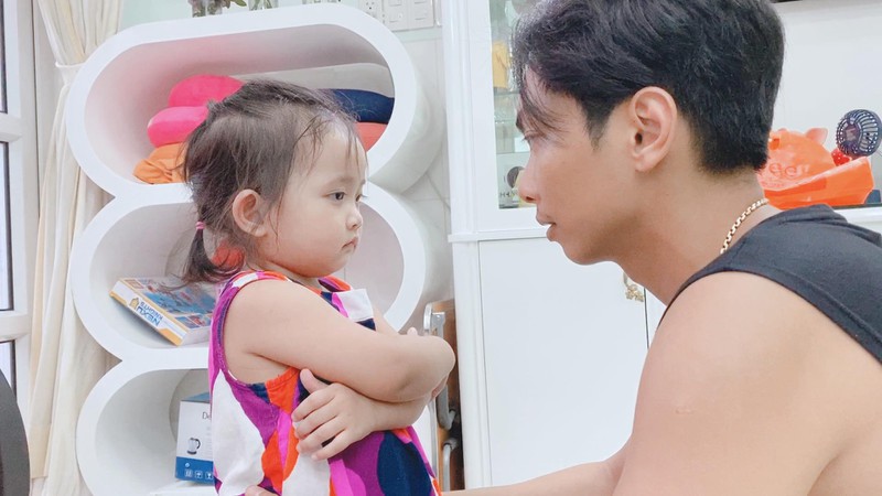 chuyen showbiz: ha ho khoe duong cong "hut mat" voi ao tam nong bong hinh 2