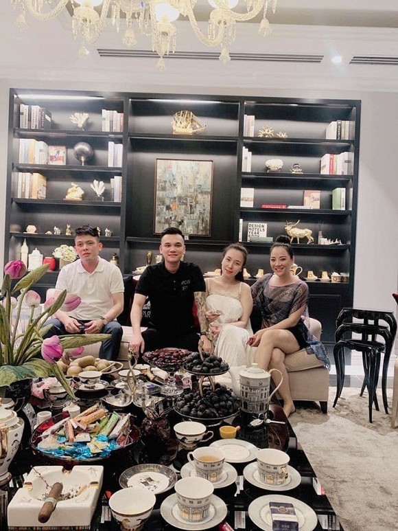 chuyen showbiz: ha ho khoe duong cong "hut mat" voi ao tam nong bong hinh 8
