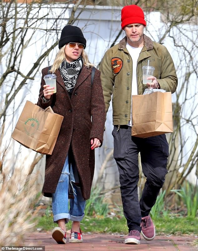 "co dao" scarlett johansson mac do gian di, tu rua xe giua troi nang hinh 6