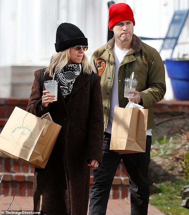 "co dao" scarlett johansson mac do gian di, tu rua xe giua troi nang hinh 7