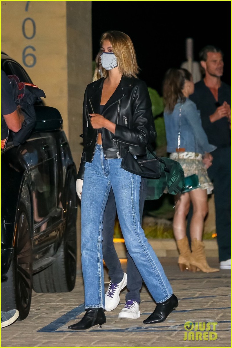 con gai cindy crawford lien tuc giu vat ao tranh ho henh khi di an toi hinh 2