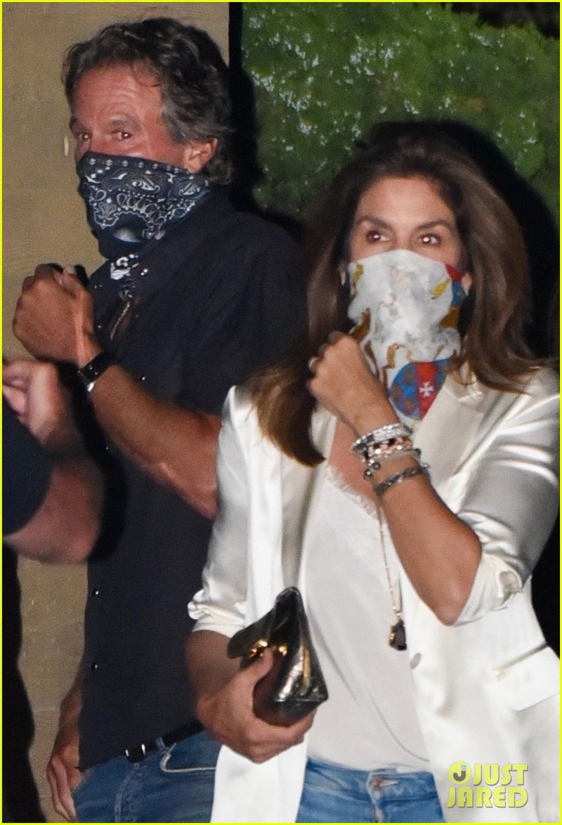 con gai cindy crawford lien tuc giu vat ao tranh ho henh khi di an toi hinh 5