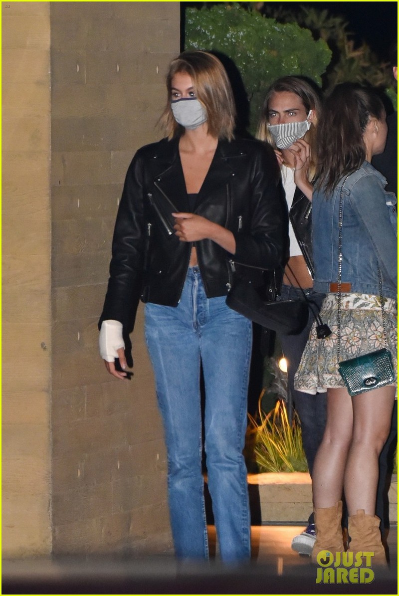 con gai cindy crawford lien tuc giu vat ao tranh ho henh khi di an toi hinh 3