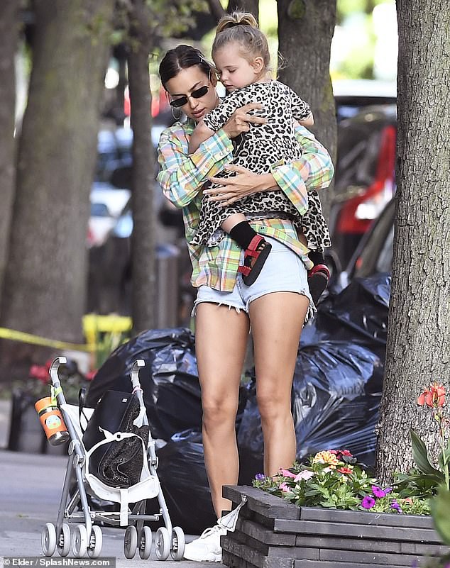 "tinh cu" irina shayk mot minh be con gai di choi trong ngay nang nong hinh 6