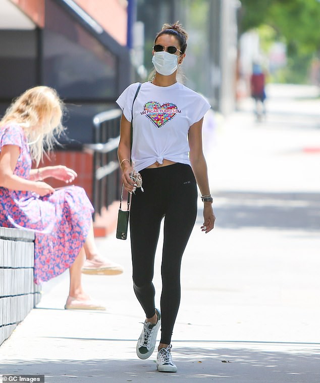 alessandra ambrosio khoe eo thon dang chuan tren duong pho hinh 4