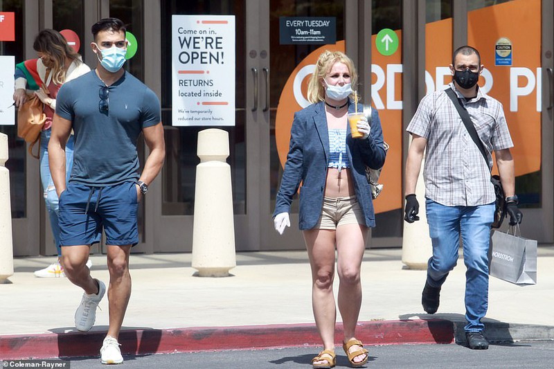 britney spears mac do "kiem vai", lo dang day da khi di choi cong vien hinh 10