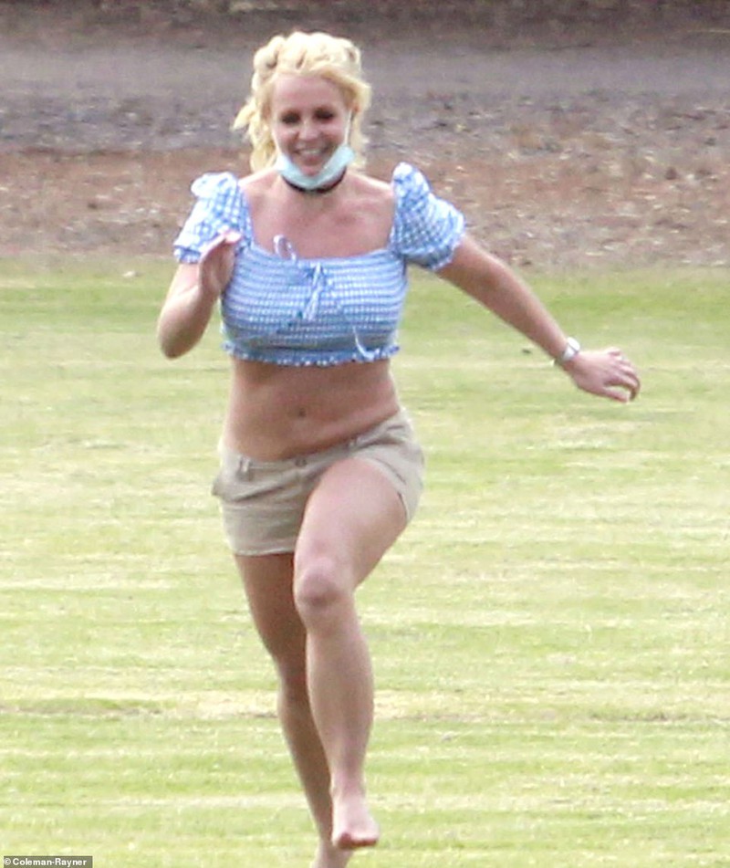 britney spears mac do "kiem vai", lo dang day da khi di choi cong vien hinh 1
