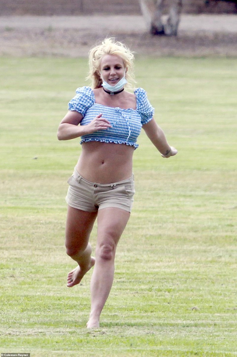 britney spears mac do "kiem vai", lo dang day da khi di choi cong vien hinh 4