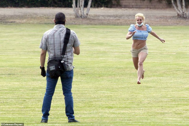britney spears mac do "kiem vai", lo dang day da khi di choi cong vien hinh 5