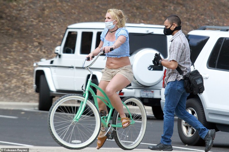 britney spears mac do "kiem vai", lo dang day da khi di choi cong vien hinh 6