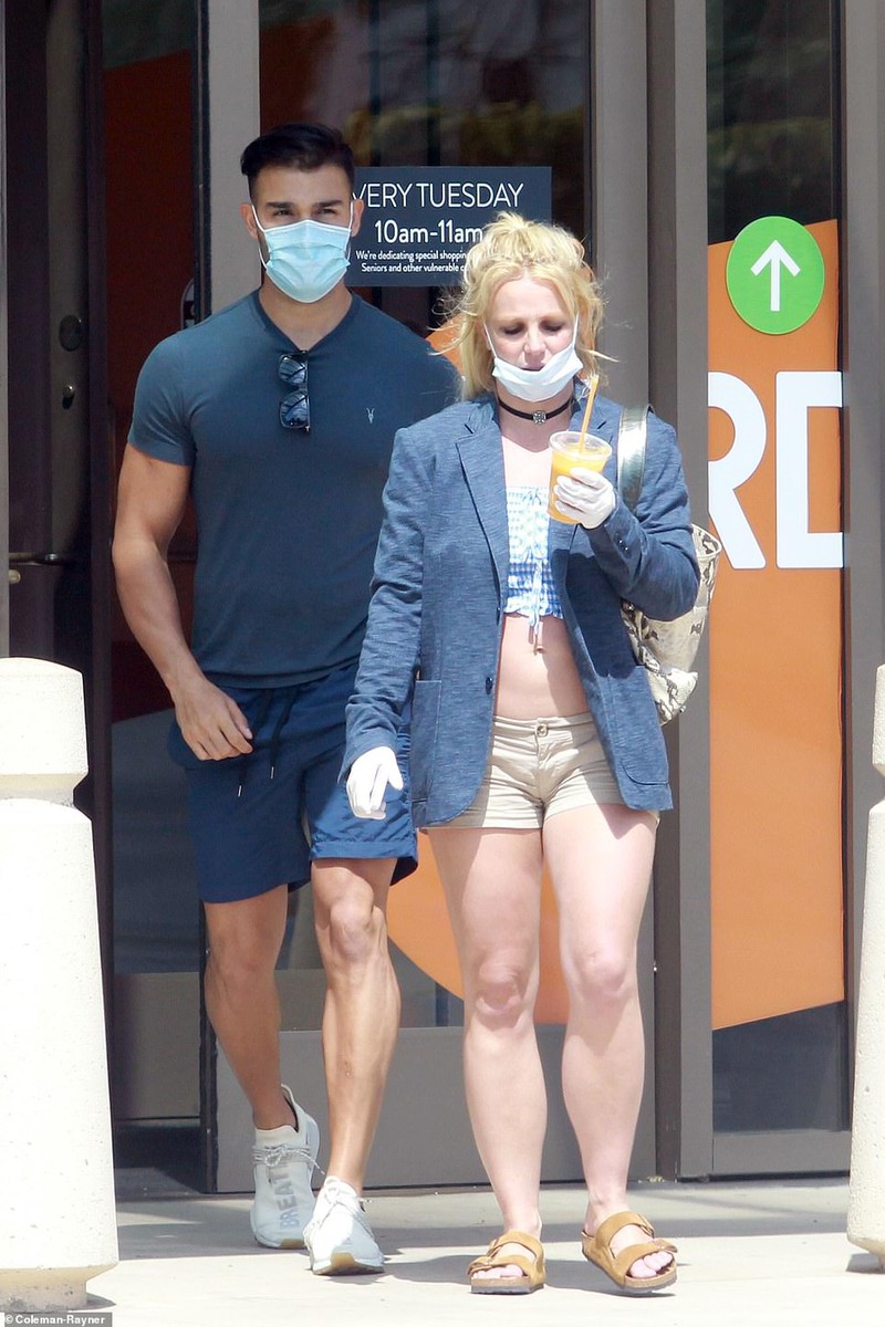 britney spears mac do "kiem vai", lo dang day da khi di choi cong vien hinh 8