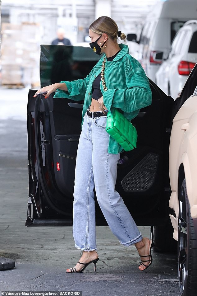vo justin bieber dien croptop sanh dieu khoe eo thon ra pho hinh 3