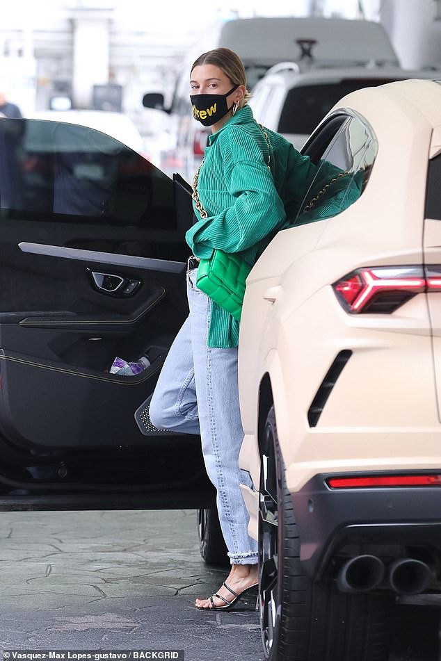 vo justin bieber dien croptop sanh dieu khoe eo thon ra pho hinh 6