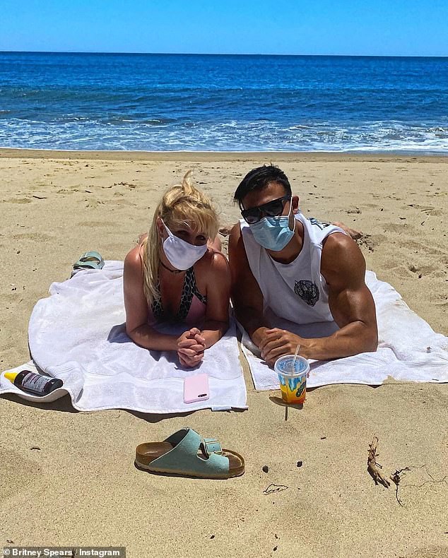britney spears deo khau trang nam phoi nang tren bai bien ben tinh tre hinh 2