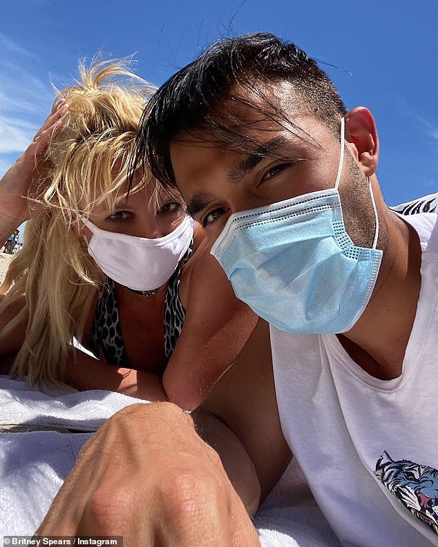britney spears deo khau trang nam phoi nang tren bai bien ben tinh tre hinh 1