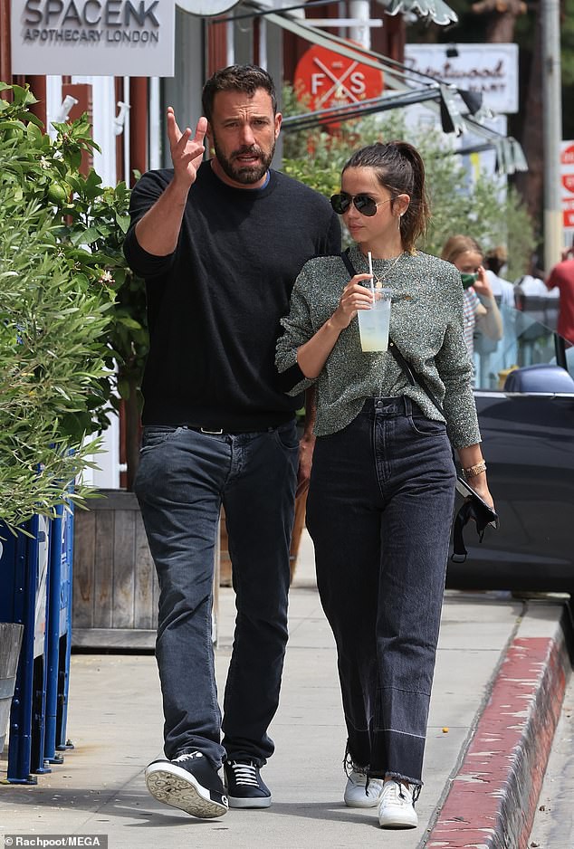 ben affleck lo ve cang thang khi di an trua cung ban gai xinh dep hinh 1