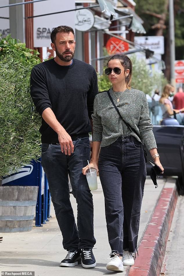ben affleck lo ve cang thang khi di an trua cung ban gai xinh dep hinh 2