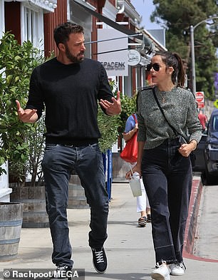 ben affleck lo ve cang thang khi di an trua cung ban gai xinh dep hinh 3