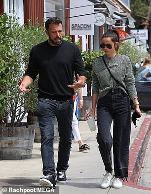 ben affleck lo ve cang thang khi di an trua cung ban gai xinh dep hinh 4