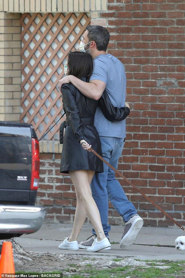 ben affleck lo ve cang thang khi di an trua cung ban gai xinh dep hinh 6