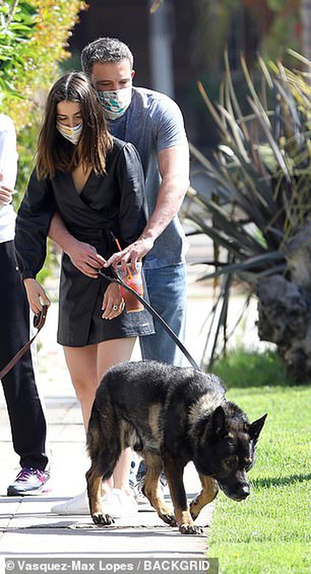ben affleck lo ve cang thang khi di an trua cung ban gai xinh dep hinh 7