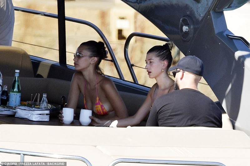 hailey baldwin va ban than bella hadid thue phi co rieng den italy tam bien hinh 1