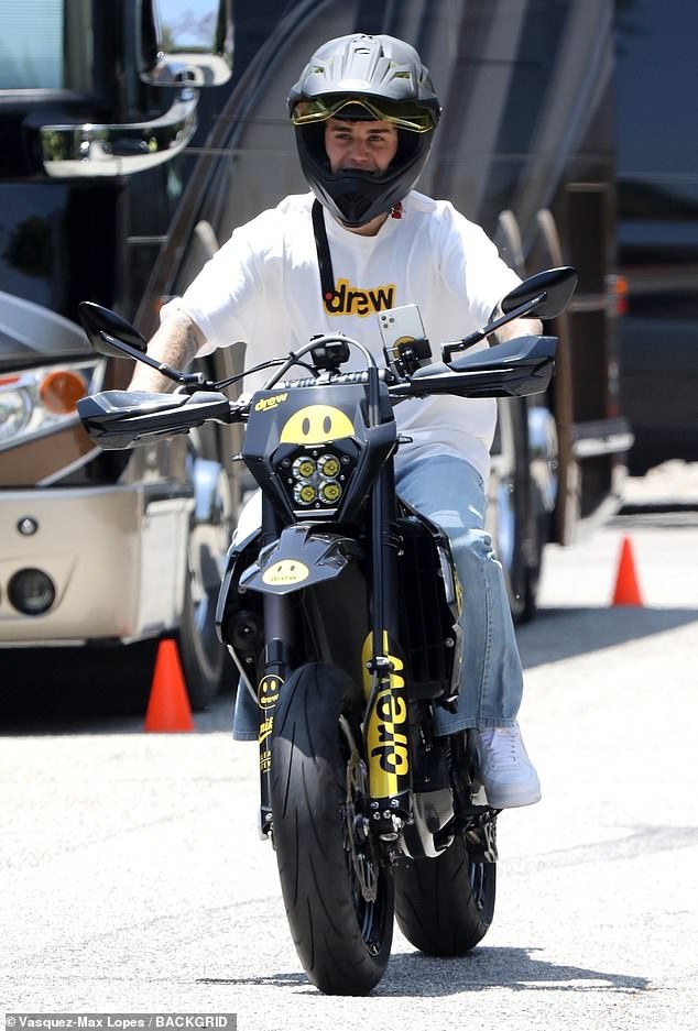justin bieber binh than lai mo to ra pho sau tin don tan cong tinh duc hinh 1