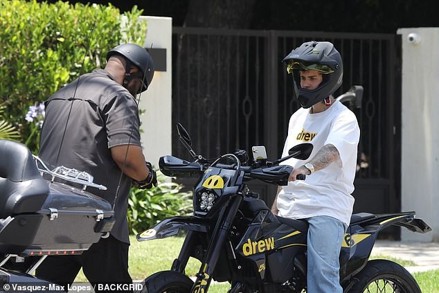 justin bieber binh than lai mo to ra pho sau tin don tan cong tinh duc hinh 2