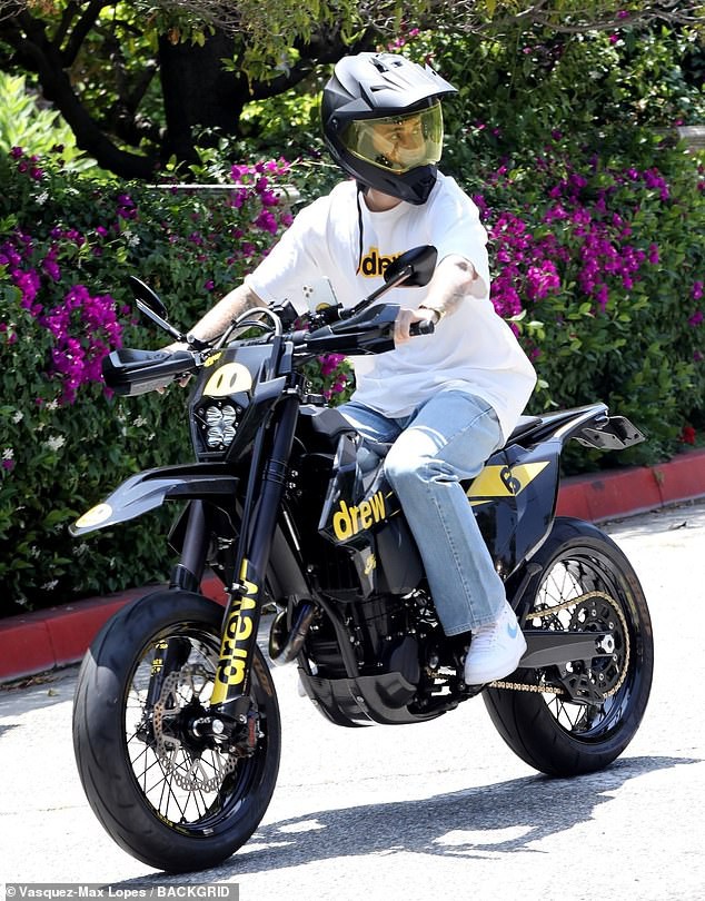 justin bieber binh than lai mo to ra pho sau tin don tan cong tinh duc hinh 3