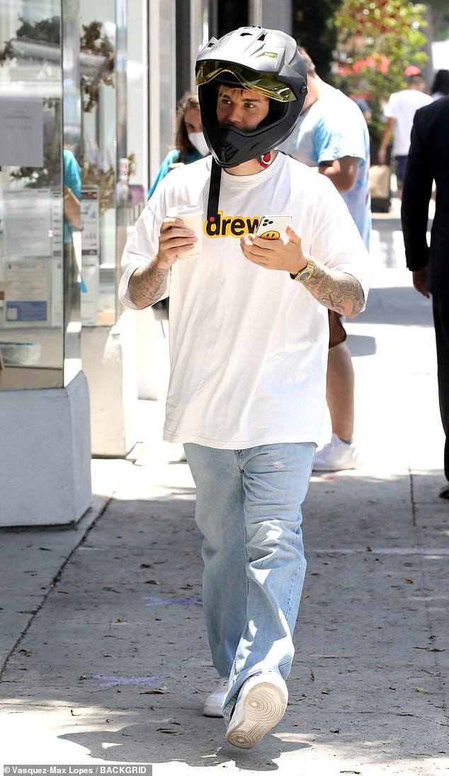 justin bieber binh than lai mo to ra pho sau tin don tan cong tinh duc hinh 5