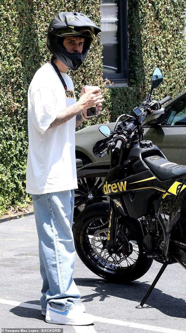 justin bieber binh than lai mo to ra pho sau tin don tan cong tinh duc hinh 6