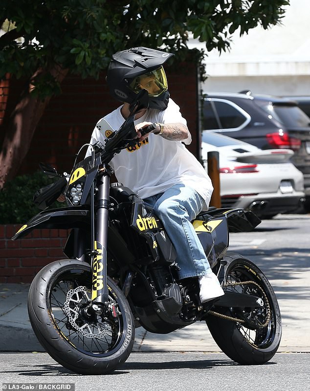 justin bieber binh than lai mo to ra pho sau tin don tan cong tinh duc hinh 7
