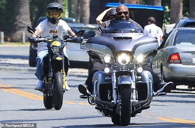 justin bieber binh than lai mo to ra pho sau tin don tan cong tinh duc hinh 8