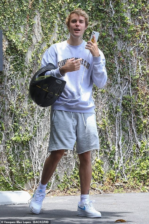 justin bieber bat ngo tho lo "nho vo" sau vai ngay xa cach hinh 2