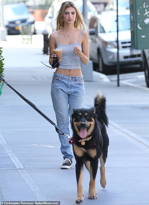 emily ratajkowski nhuom toc vang xinh dep, tha dang goi cam ra pho  hinh 3