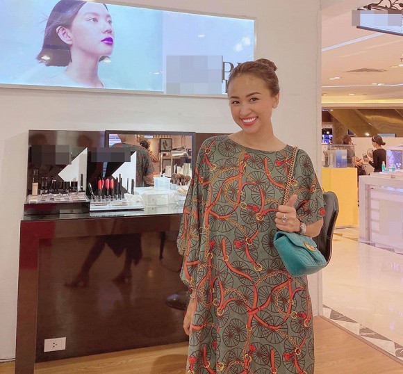 chuyen showbiz: khanh thi gay ngac nhien voi nhan sac thoi son roi hinh 4