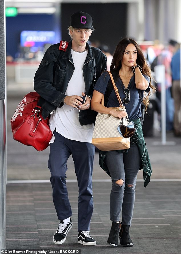 "bieu tuong" megan fox tinh tu om chat ban trai kem 4 tuoi o san bay hinh 1