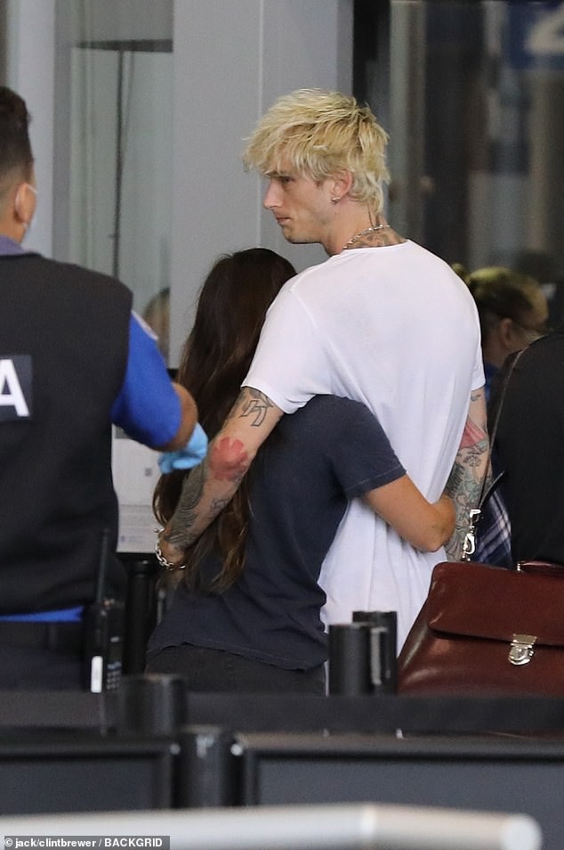 "bieu tuong" megan fox tinh tu om chat ban trai kem 4 tuoi o san bay hinh 2