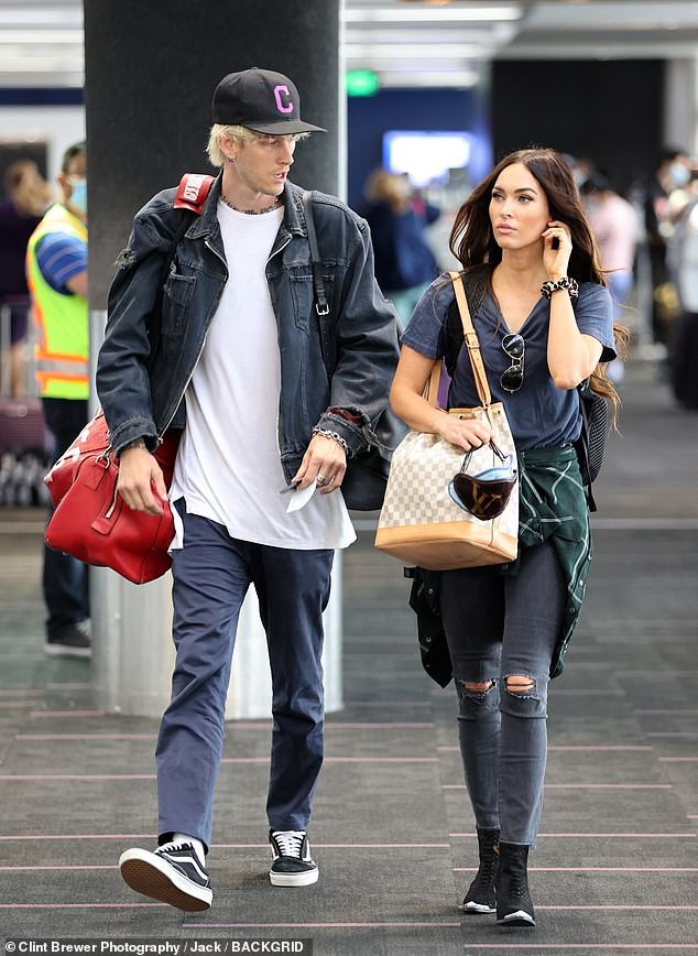 "bieu tuong" megan fox tinh tu om chat ban trai kem 4 tuoi o san bay hinh 3