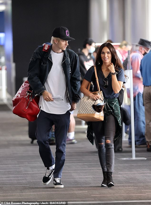 "bieu tuong" megan fox tinh tu om chat ban trai kem 4 tuoi o san bay hinh 4