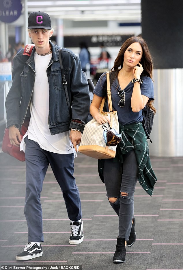 "bieu tuong" megan fox tinh tu om chat ban trai kem 4 tuoi o san bay hinh 5