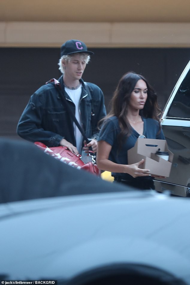 "bieu tuong" megan fox tinh tu om chat ban trai kem 4 tuoi o san bay hinh 7