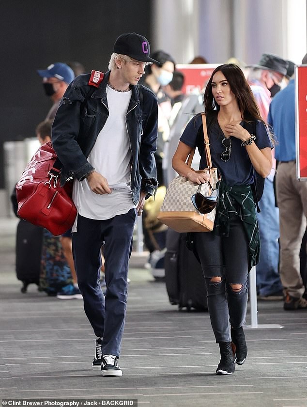 "bieu tuong" megan fox tinh tu om chat ban trai kem 4 tuoi o san bay hinh 8