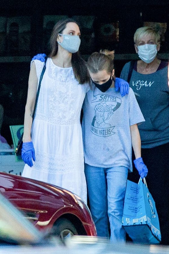 angelina jolie lo ve met moi khi ra pho mua sam cung con gai cung hinh 1