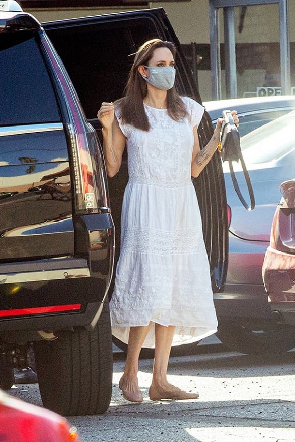 angelina jolie lo ve met moi khi ra pho mua sam cung con gai cung hinh 4