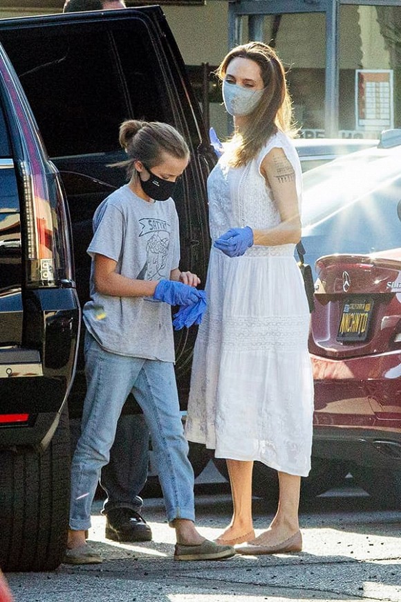 angelina jolie lo ve met moi khi ra pho mua sam cung con gai cung hinh 2
