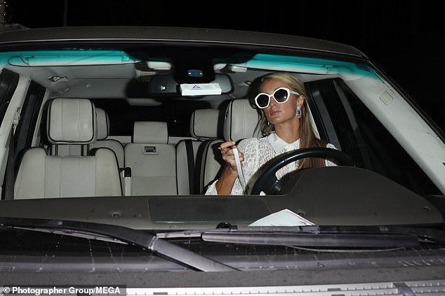 paris hilton deo khau trang luoi, ngot ngao om tinh tre khi di an toi hinh 6