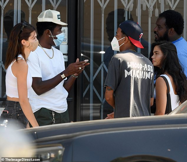 kendall jenner dien tank top goi cam di uong ca phe cung ban be hinh 4