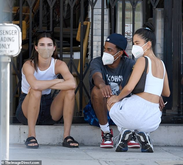 kendall jenner dien tank top goi cam di uong ca phe cung ban be hinh 6